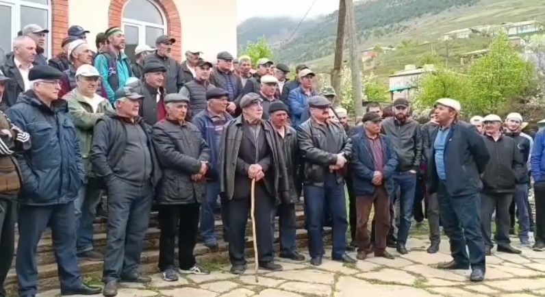 Джамаат села Гоор собрался около местной мечети и записал видеообращение. Скриншот видео http://t.me/novoedelo/8463
Джамаат села Гоор собрался около местной мечети и записал видеообращение. Скриншот видео http://t.me/novoedelo/8463