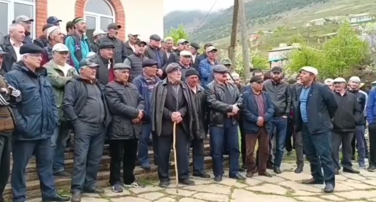 Джамаат села Гоор собрался около местной мечети и записал видеообращение. Скриншот видео http://t.me/novoedelo/8463
Джамаат села Гоор собрался около местной мечети и записал видеообращение. Скриншот видео http://t.me/novoedelo/8463
