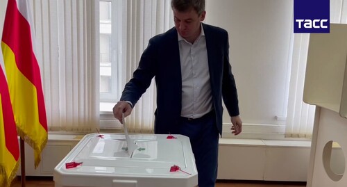 Голосование в посольстве Южной Осетии в Москве, 8 мая 2022 года. Стопкадр из видео https://t.me/tass_agency/132673