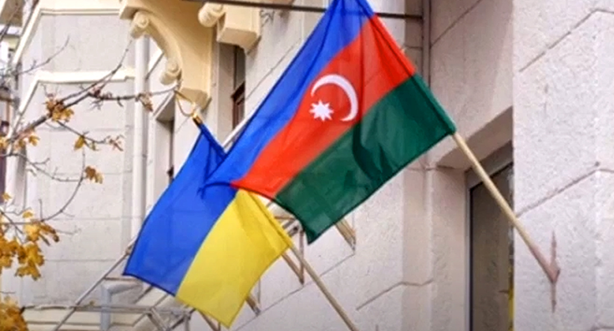 Флаги Азербайджана и Украины. Кадр видео Новость дня. Азербайджана и Армении. КАРАБАХ https://www.youtube.com/watch?v=VDj6PUlAf-o&t=5s Флаги Азербайджана и Украины. Кадр видео Новость дня. Азербайджана и Армении. КАРАБАХ https://www.youtube.com/watch?v=VDj6PUlAf-o&t=5s
