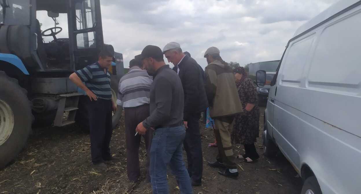 Жители Совхозного пытаются помешать арендаторам приступить к весенне-полевым работам. Фото Зеры Кяровой, предоставлено "Кавказскому узлу" автором снимка. Жители Совхозного пытаются помешать арендаторам приступить к весенне-полевым работам. Фото Зеры Кяровой, предоставлено "Кавказскому узлу" автором снимка.