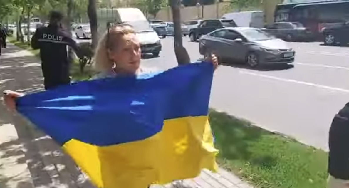 Гражданка Украины Алена Азизова пытается  провести перед посольством России в Баку одиночную акцию протеста против спецоперации на Украине. Кадр видео 
Turan İnformasiya Agentliyi
https://www.youtube.com/watch?v=v-Osj0JeygA