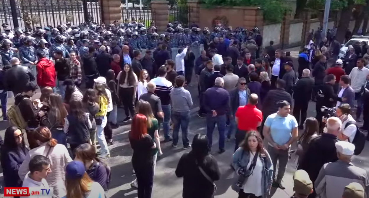 Оппозиция в Ереване заблокировала резиденцию президента. Кадр видео NEWS AM
https://www.youtube.com/watch?v=L3eU-kSex74 Оппозиция в Ереване заблокировала резиденцию президента. Кадр видео NEWS AM
https://www.youtube.com/watch?v=L3eU-kSex74