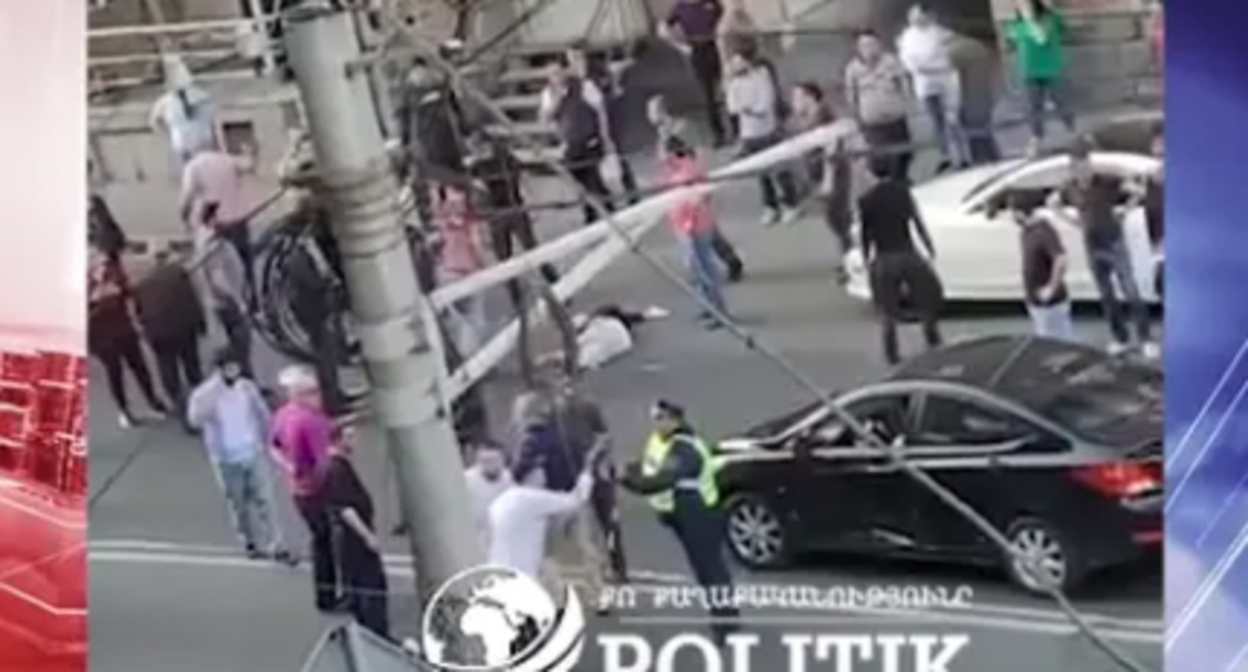 ДТП с участием машины из Кортежа Пашиняна. Кадр видео Politik.am https://www.youtube.com/watch?v=r4e8BHweYs8 ДТП с участием машины из Кортежа Пашиняна. Кадр видео Politik.am https://www.youtube.com/watch?v=r4e8BHweYs8