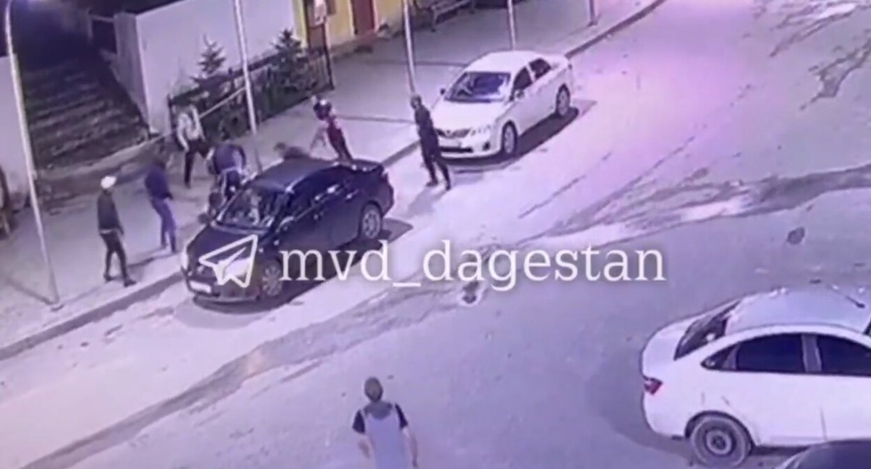 Момент драки в Ботлихе. Стопкадр из видео https://t.me/mvd_dagestan/1176 Момент драки в Ботлихе. Стопкадр из видео https://t.me/mvd_dagestan/1176