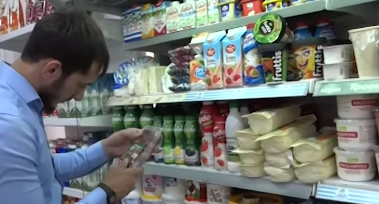 Полки супермаркета  в Чечне. стоп-кадр видео c YouTube-канала ЧГТРК "Грозный", https://www.youtube.com/watch?v=GFqBPYXInOg&t=204s