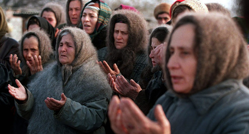 Чеченские женщины молятся в Грозном, декабрь 1994 года. Фото: 
Evstafiev https://ru.wikipedia.org