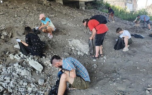 После акции ее участники помогли экоактивистам убирать мусор в Гюмри. 31 июля 2022 года. Фото Романа Кужева для "Кавказского узла".