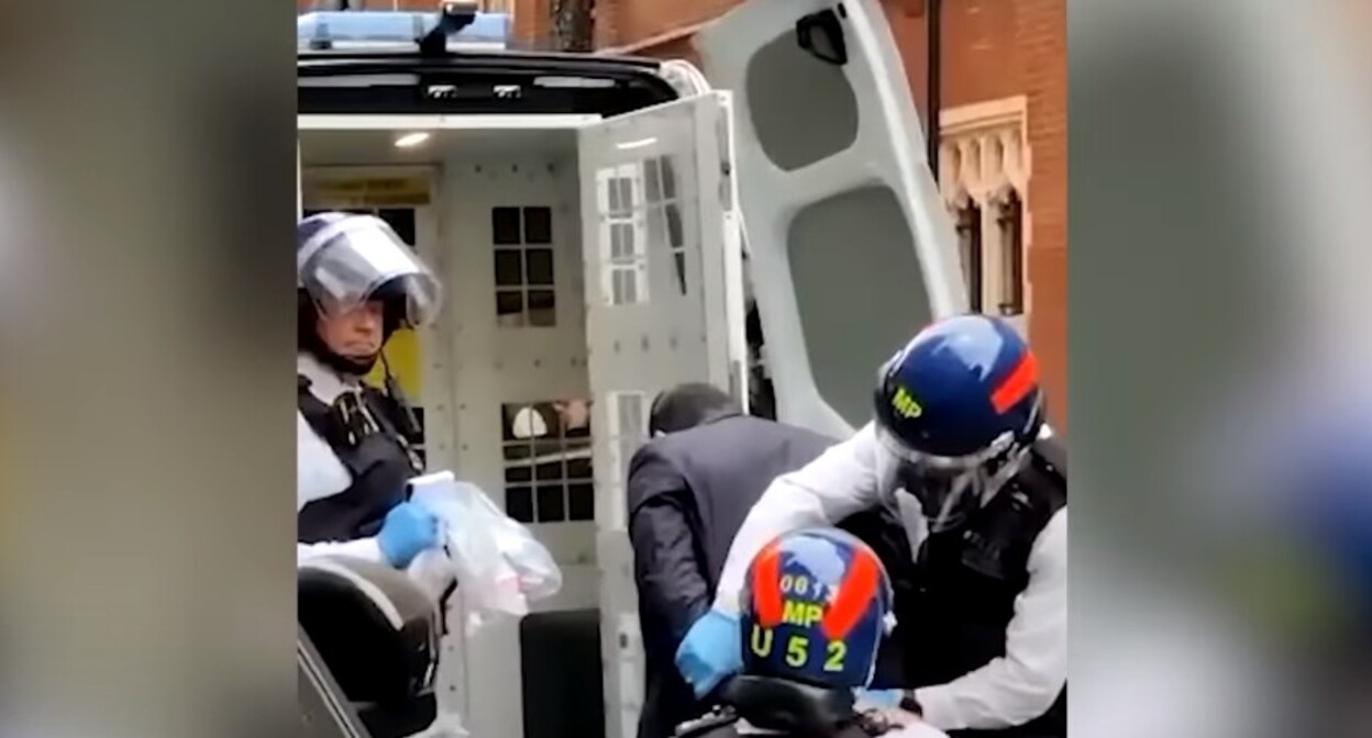 Задержание участников нападения на азербайджанское посольство в Лондоне. Стопкадр из видео https://www.youtube.com/watch?v=t2UK-qq1Gh8 Задержание участников нападения на азербайджанское посольство в Лондоне. Стопкадр из видео https://www.youtube.com/watch?v=t2UK-qq1Gh8