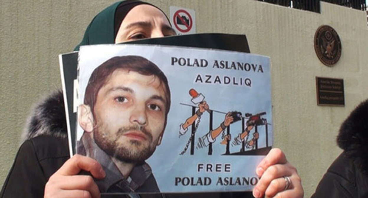 Плакат с портретом Полада Асланова. Скриншот видео Amerikanın Səsi https://www.youtube.com/watch?v=MeItCVwfF20 Плакат с портретом Полада Асланова. Скриншот видео Amerikanın Səsi https://www.youtube.com/watch?v=MeItCVwfF20