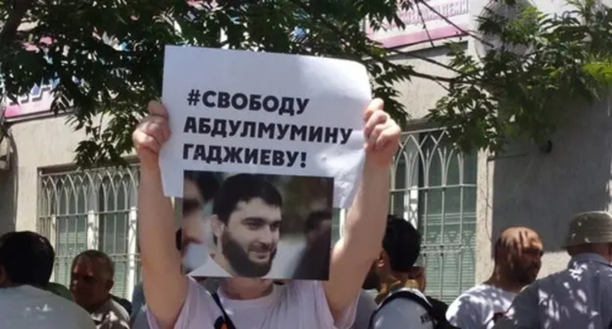 Активист держит плакат с портретом Абдулмумина Гаджиева. Махачкала, июнь 2019 года. Фото Мурада Мурадова для "Кавказского узла" Активист держит плакат с портретом Абдулмумина Гаджиева. Махачкала, июнь 2019 года. Фото Мурада Мурадова для "Кавказского узла"
