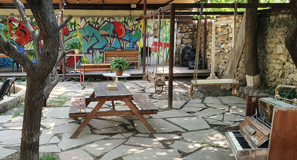 Двор махачкалинского кафе "Дом.15". Фото пресс-службы кафе Двор махачкалинского кафе "Дом.15". Фото пресс-службы кафе