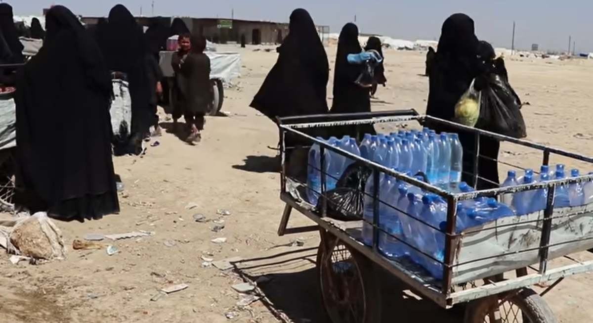 Лагерь беженцев в Сирии. Стоп-кадр видео, опубликованного в YouTube-канале Mash Paradox? https://www.youtube.com/watch?v=iOmVbb4tbs4
Удал