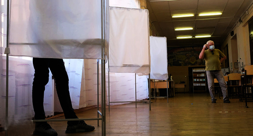 На одном из избирательных участков в день голосования. Фото Елены Синеок, Юга.ру