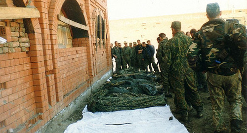 Тела погибших солдат комендантской роты в расположении комендатуры, 2000 год. Фото: Svm-1977 https://ru.wikipedia.org