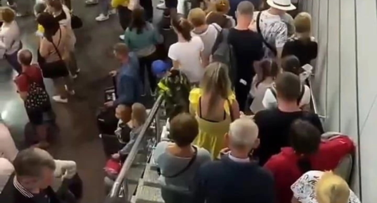 Аэропорт сочи 2022. Очереди в аэропорту сочи. Очередь на регистрацию аэропорт сочи. Аэропорт сочи очереди. Аэропорт сочи очереди.