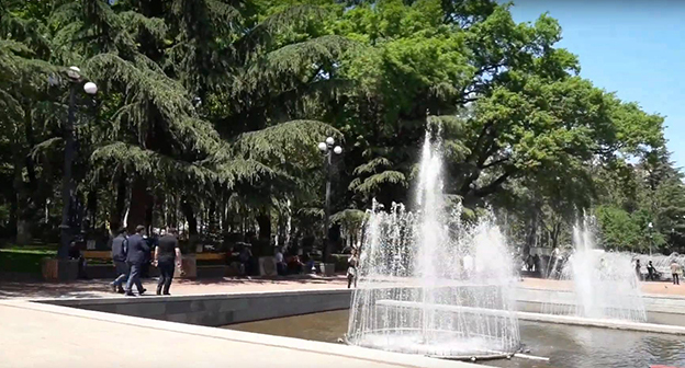 Фонтан в парке Ваке в Тбилиси. Скриншот видео YouTube-канал Валентина Сирадзе - С любовью из Тбилиси
