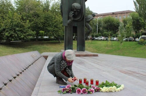 Правозащитница Анна Марголис зажигает свечи в память о жертвах сталинских репрессий. Ереван, 22 октября 2022 года. Фото Тиграна Петросяна для "Кавказского узла".