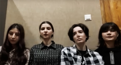Четыре сестры из Дагестана, убежавшие от семейного насилия. КАДР ИЗ ШОУ КАНАЛА "ДОЖДЬ"* (ПРИЗНАН ИНОСТРАННЫМ АГЕНТОМ НА ТЕРРИТОРИИ РФ)