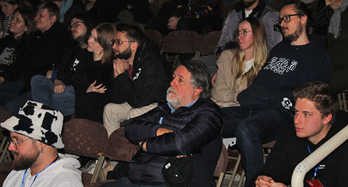 Виталий Манской (в центре) среди зрителей. Ереван, 13 ноября 2022 г. Фото Тиграна Петросяна для "Кавказского узла"