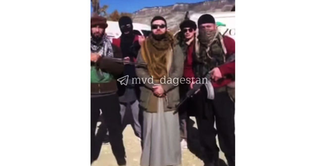 Кадр шуточного видеообращения от имени вооруженных членов сельского джамаата. Скриншот видео https://t.me/mvd_dagestan/2211