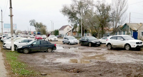 Скопление машин в районе больницы имени Кирова в Астрахани. Фото со страницы https://vk.com/wall-37473293_1793673