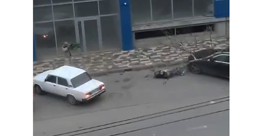Мужчина устроил стрельбу на улице в  Крымске Краснодарского края. Cкриншот видео Telegram-канал