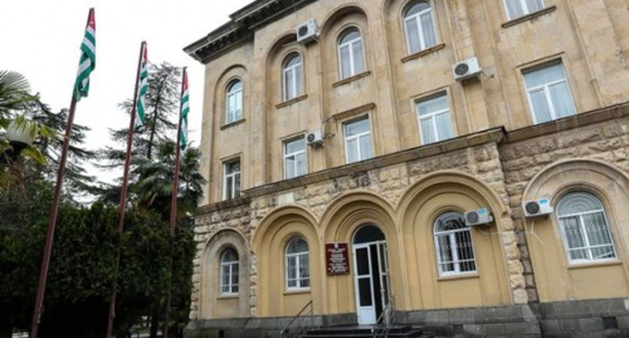 Здание парламента Абхазии. Фото: официальный сайт парламента Абхазии https://parlamentra.org/novosti/2411.html
