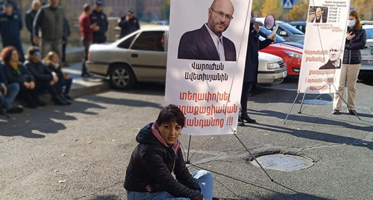 Участники акции в поддержку Варужана Аветисяна. Ереван, ноябрь 2022 г. Фото: https://www.facebook.com/photo/?fbid=503499238476375&set=pcb.503499255143040