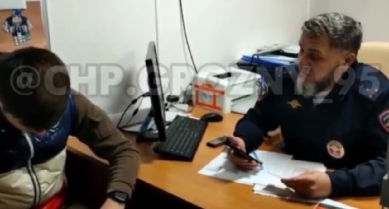 Офицер полиции отчитывает задержанного. Кадр видео, опубликованого в телеграм-канале "ЧПГрозный95" https://t.me/chpgrozny95/2334