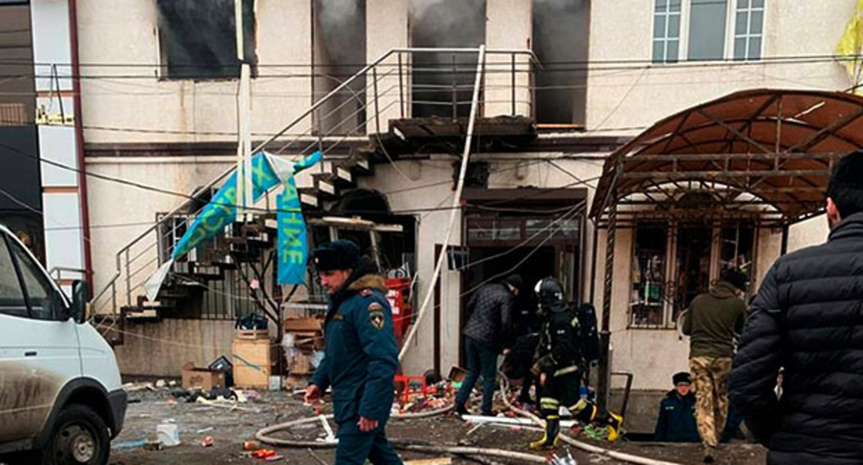На месте взрыва в торговом центре Назрани. Фото: МЧС Республики Ингушетия