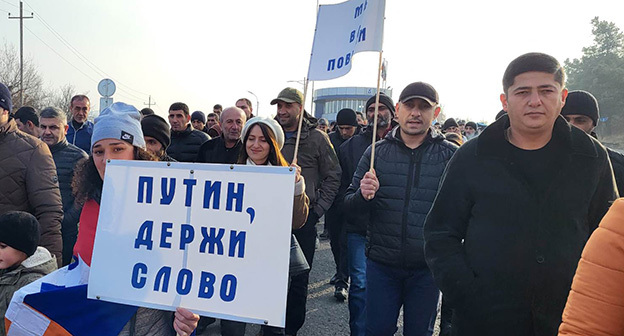 Участники пешего марша из Степанакерта к аэропорту. Нагорный Карабах. 27 декабря 2022 года. Фото Алвард Григорян для "Кавказского узла" Участники пешего марша из Степанакерта к аэропорту. Нагорный Карабах. 27 декабря 2022 года. Фото Алвард Григорян для "Кавказского узла"