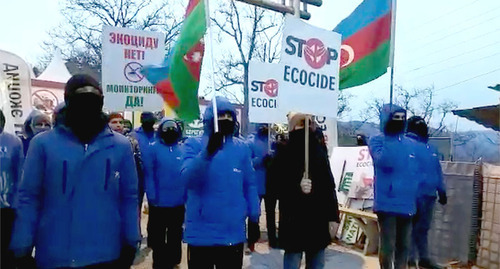 Азербайджанские активисты блокируют Лачинский коридор. Стоп-кадр из видео на странице https://apa.az/ru/sotsium/protesty-na-doroge-xankendi-lacin-prodolzayutsya-27-i-den-foto-video-506069