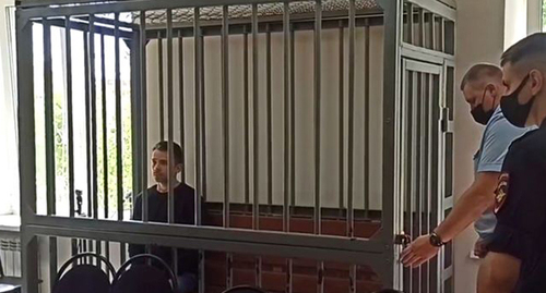 Денис Сердюк в зале суда. Фото https://gg34.ru/images/2022/05/26/dy6i6666i65.jpg