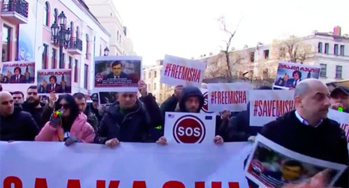 Члены "Единого национального движения" провели акцию протеста в Тбилиси около офиса правящей партии. Фото: https://sova.news/2023/02/13/storonniki-saakashvili-provodyat-akcziyu-u-ofisa-gruzinskoj-mechty/