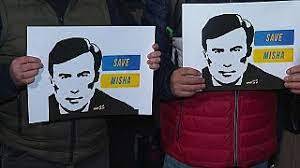 Плакаты в поддержку Михаила Саакашвили. Скриншот видео www.bbc.com