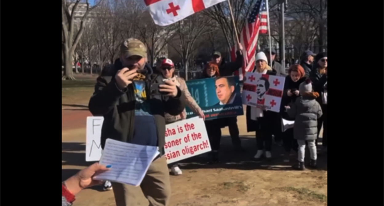 Сторонники Саакашвили во время митинга в Вашингтоне. 20 февраля 2023 г. Скриншот видео https://www.ekhokavkaza.com/a/тбилиси-акция-саакашвили/32279602.html  включен в реестр иностранных агентов.