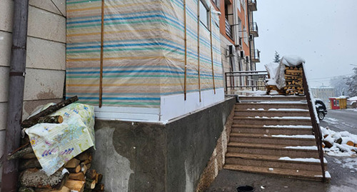 Дрова возле дома в Степанакерте. Февраль 2023 г. Фото Алвард Григорян для "Кавказского узла"