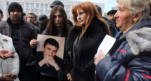 Родственники Владимира Цкаева с его портретом возле здания правительства Северной Осетии. Фото: https://twitter.com