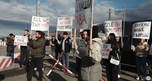 Акция протеста в Степанакерте. 8 марта 2023 года. Кадр видео News.am https://www.youtube.com/watch?v=6t5Zd9NBEv4