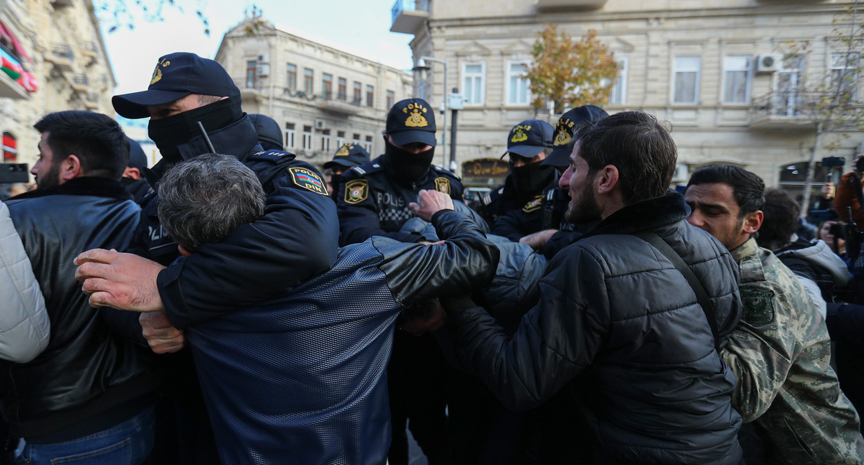 Сотрудники полиции задерживают активистов во время акции протеста. Баку, декабрь 2022 г. Фото Азиза Каримова для "Кавказского узла"