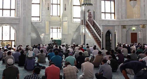 Проповедь в мечети, стоп-кадр видео канала 
Islam Today
https://www.youtube.com/watch?v=FtQT1aQPaR8