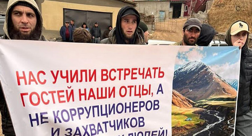 Жители села Куруш на акции протеста против передачи нацпарку пастбищных земель. Скриншот публикации https://www.instagram.com/p/CrUD-yzseuJ/