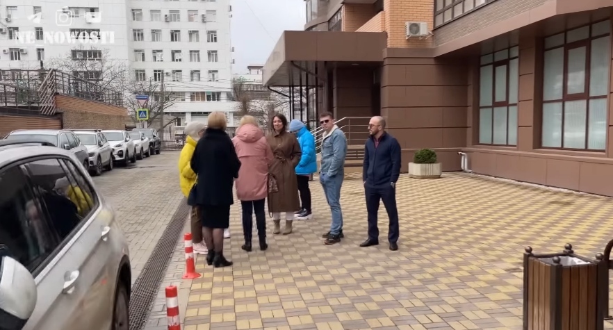 Жильцы дома по улице Кондратенко в Краснодаре. Кадр видео Игоря Щербацкого https://www.youtube.com/watch?v=S8jSfkhPnAA Жильцы дома по улице Кондратенко в Краснодаре. Кадр видео Игоря Щербацкого https://www.youtube.com/watch?v=S8jSfkhPnAA