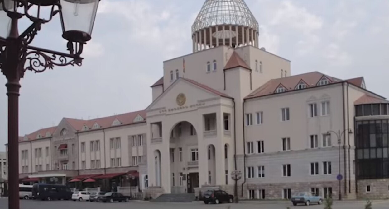 Здание парламента Нагорного Карабаха. Стоп-кадр из видео https://ok.ru/video/3434383149665