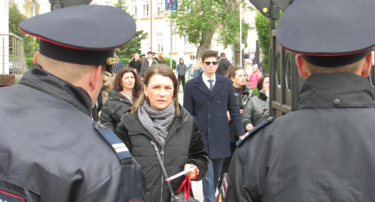 Проход по пропускам через рамки металлоискателей. Фото Вячеслава Ященко для "Кавказского узла".