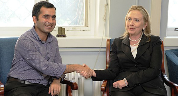 Бахтияр Гаджиев и Хиллари Клинтон. Фото: U.S. Department of StateFollow
Secretary Clinton Meets With Bakhtiyar Hajiyev https://www.flickr.com/