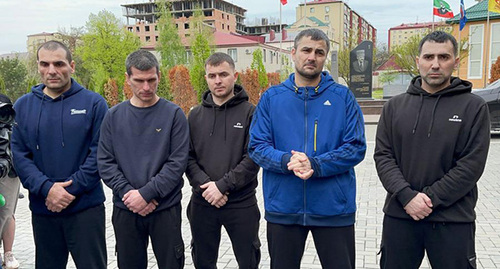Пятеро бойцов полка "Север-Ахмат", которых ранее освободили из украинского плена. Фото: Грозный Информ https://www.grozny-inform.ru