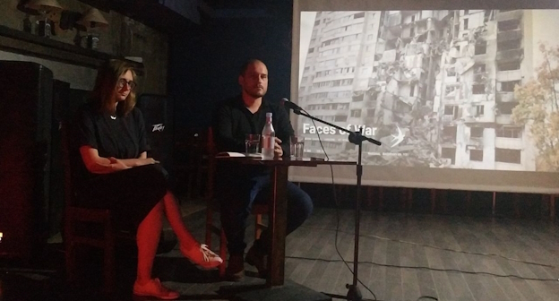 На дискуссии после показа фильма куратор фестиваля "МОСТ: свидетели" Наталья Гузеватая и режиссер Антон Жаров, фото Тиграна Петросяна для "Кавказского узла"
