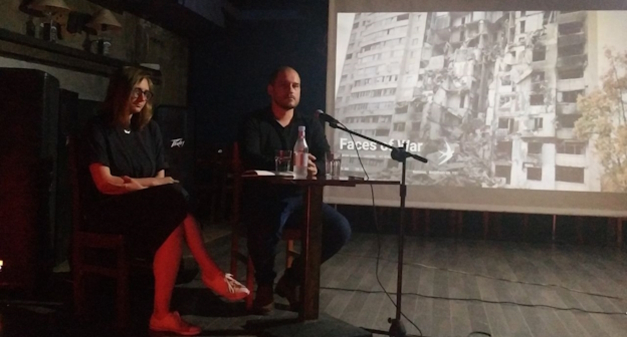 На дискуссии после показа фильма куратор фестиваля "МОСТ: свидетели" Наталья Гузеватая и режиссер Антон Жаров, фото Тиграна Петросяна для "Кавказского узла"
